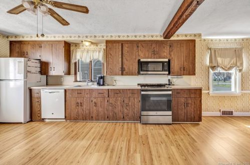 186 Margherita Lawn, Stratford CT  06615-7546 exterior