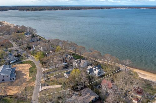 100 Shore Dr, Southold, NY 11971-4119