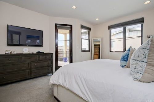 320 33rd Pl, Manhattan Beach CA  90266-3820 exterior