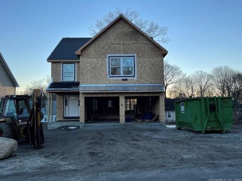 16 Linwood St, Milford, CT 06461-2340