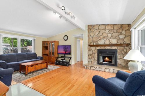 11 Ashland Ct, Holtsville, NY 11742-2122