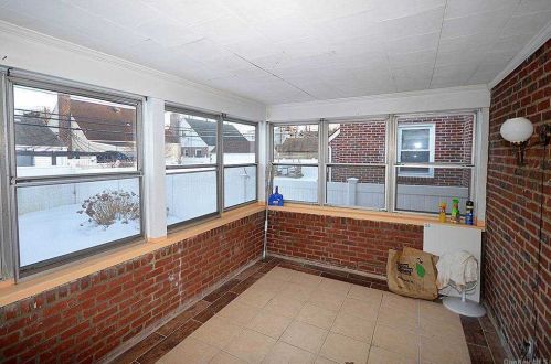 50 Aberdeen Rd, New Hyde Park NY  11040-2138 exterior