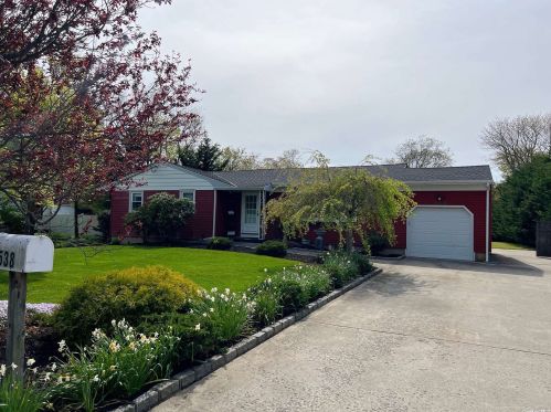 538 Sylvan Ave, Bay Port, NY 11705-1500