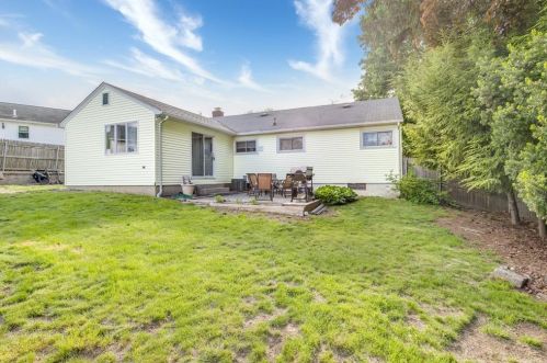 17 Salem Dr, Providence RI  02904-5235 exterior