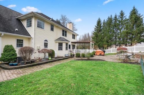 4 Fountayne Ct, Washingtonville NY  10992-1001 exterior