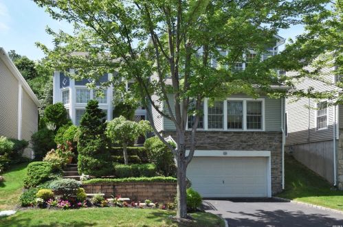 126 Sagamore Dr, Hicksville, NY 11803-1524