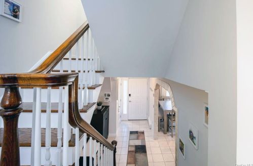 152 Brush Hollow Cres, Rye Brook NY  10573-1624 exterior