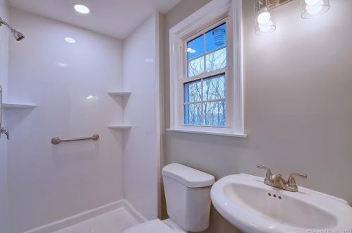 50 Bette Dr, Manchester CT  06040-6814 exterior