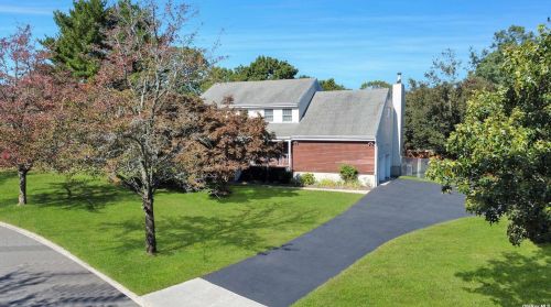 1 Doyle Ct, Lake Grove, NY 11755-1504
