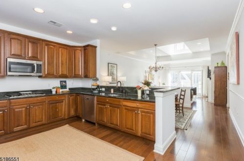 102 Quarry Dr, West Paterson NJ  07424-4255 exterior