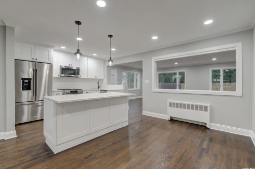 104 Woodoak Dr, Westbury NY  11590-1033 exterior