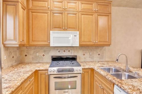 1612 Pacific Coast Hwy, Huntington Beach CA  92648-4434 exterior