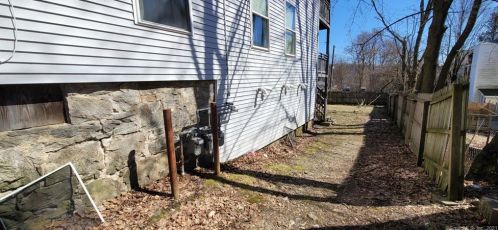 2 Hazel St, Waterbury, CT 06704-3532