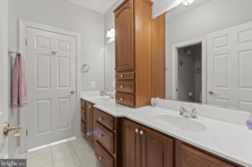 17621 Stonegait Ct, Round Hill VA  20141-2264 exterior