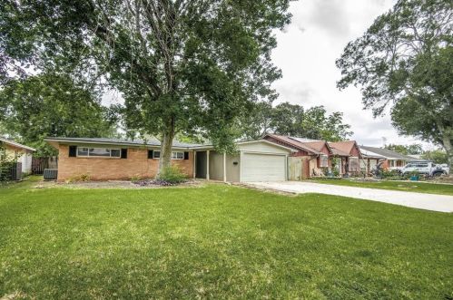 1865 Dolphin Dr, Taylor Lake Village, TX 77586-2957