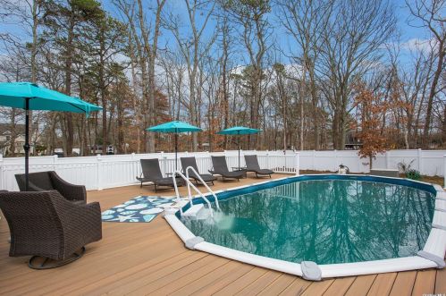 8 Raffaella Dr, Eastport NY  11941-1446 exterior