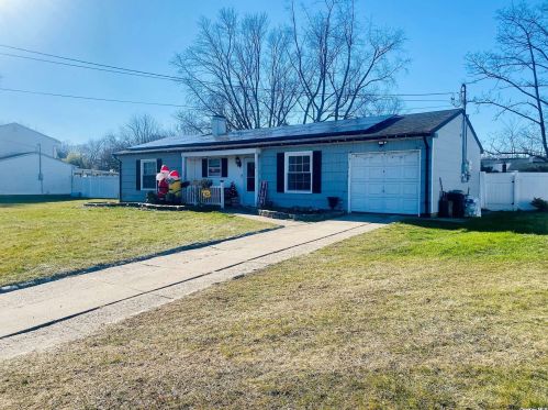 160 Coleman Rd, South Setauket, NY 11720-3073