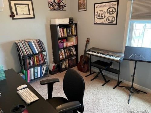 190 31 St, North Lindenhurst NY 11757-3216 exterior