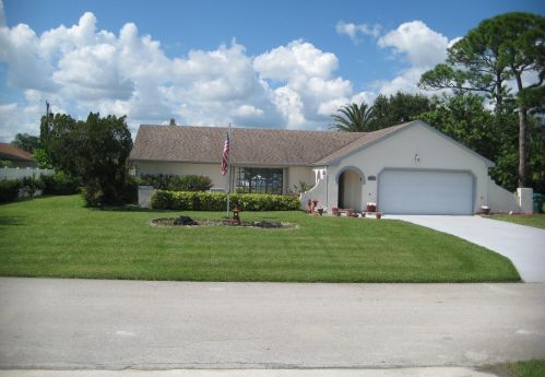 409 Naranja Ave, Fort Pierce, FL 34983-2221