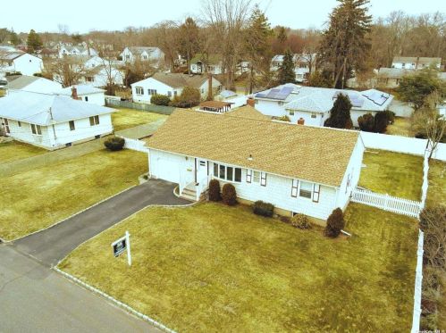 329 Seward St, Babylon, NY 11704-3001