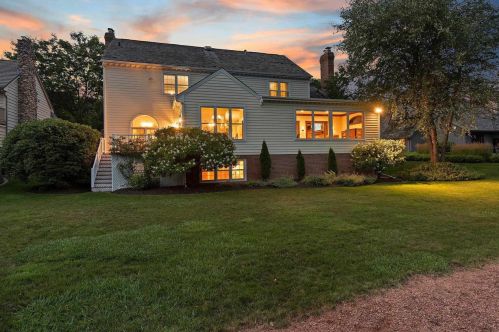 2557 Parkwood Dr, Green Bay, WI 54304-1941