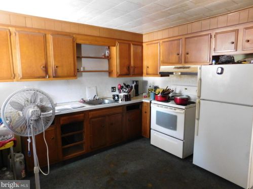 16 Phillips St, Coaldale, PA 18218-1526