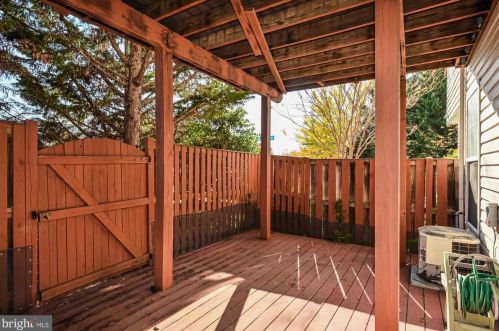 2617 Logan Wood Dr, Herndon VA 20171-4367 exterior