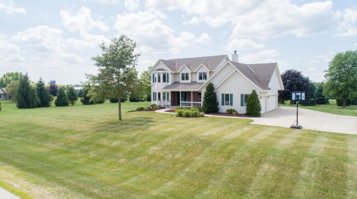 4885 Anna Rd, West Bend, WI 53095-9195