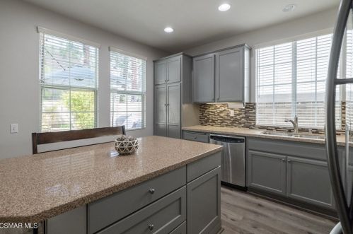 1117 Walnut Grove Ln, Simi Valley CA  93065-3394 exterior