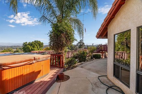 14218 El Mesa Dr, Riverside CA  92503-7206 exterior