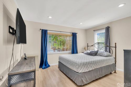 5 Bush Pkwy, East Brunswick NJ  08816-2208 exterior