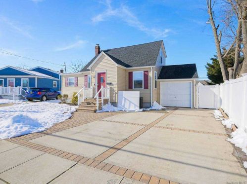 28 Surf Rd, North Lindenhurst, NY 11757-6638