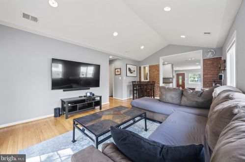 3297 Annandale Rd, Falls Church, VA 22042-3847