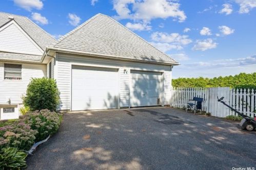 37 Jakes Ln, Baiting Hollow, NY 11933-1359