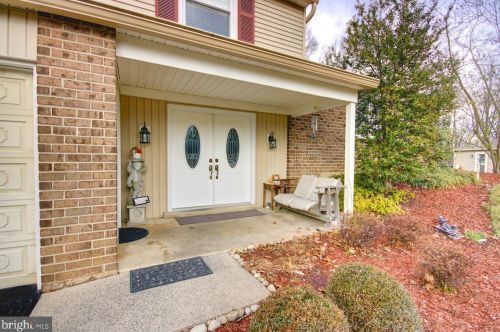 150 Merry Dell Dr, Southampton, PA 18966-1136