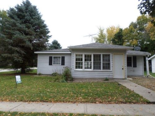 701 Caldwell St, Aplington, IA 50604-1048