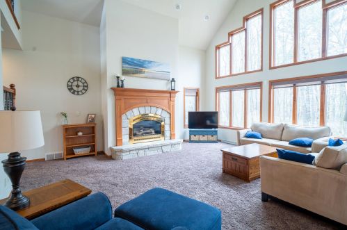 1300 Westbury Ct, Manitowoc WI  54220-8756 exterior