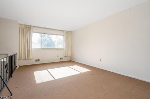 5 Hillside Dr, Clinton NJ 08809-1213 exterior