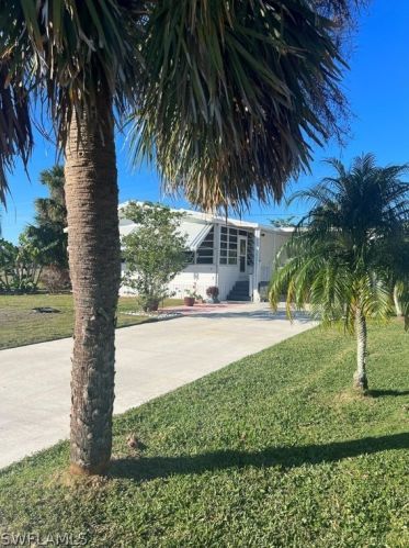 819 Yacht Club Way, Moore Haven, FL 33471-2822