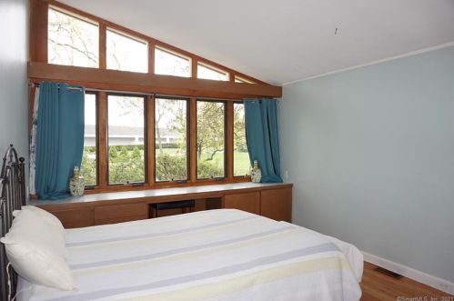 180 Long Hill Rd, Wallingford CT  06492-4934 exterior