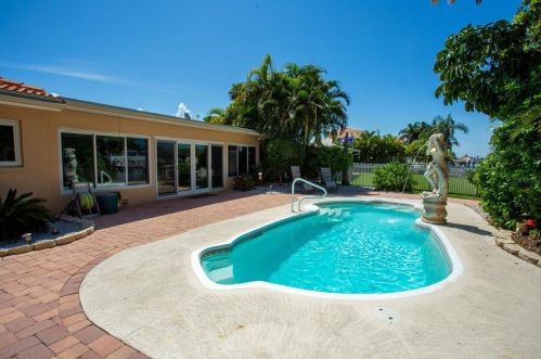 12050 4 St, Saint Petersburg FL  33706-4426 exterior