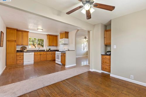 420 Star St, Oakley, CA 94561-5750