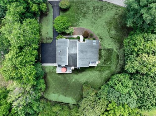 39 Mayer Dr, Airmont, NY 10901-3729