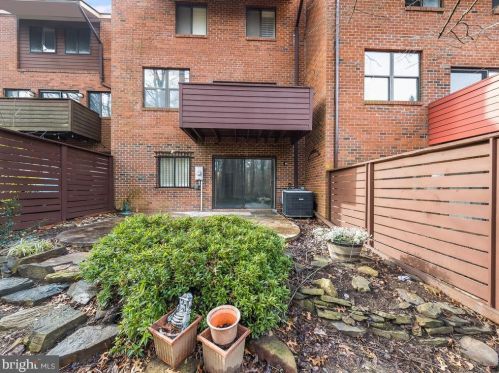 1667 Bachan Ct, Herndon VA  20190-4406 exterior