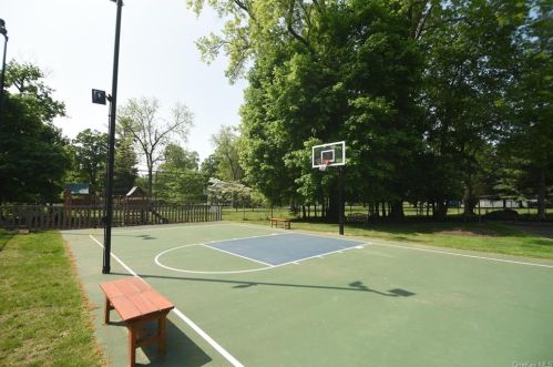 1210 Eagle Bay Dr, Crotonville NY  10562-2355 exterior