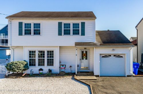 13 Commodore Dr, Bricktown, NJ 08723-7608