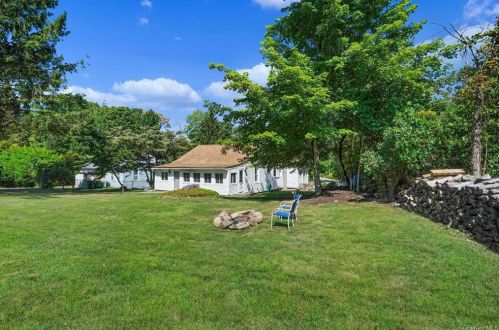 533 Oscawana Lake Rd, Tompkins Corners, NY 10579-2205