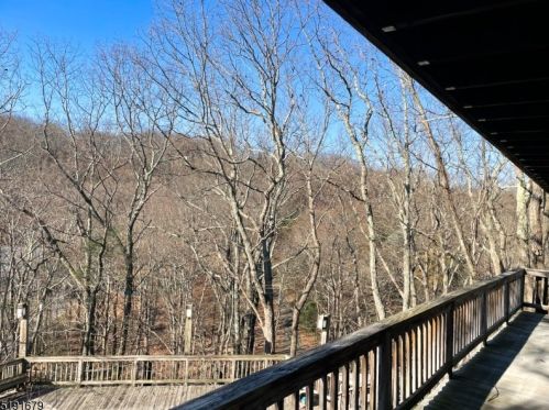 142 Magee Rd, Skyline Lakes NJ  07456-1123 exterior