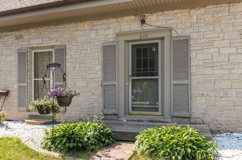 805 Keyes St, Menasha, WI 54952-3439
