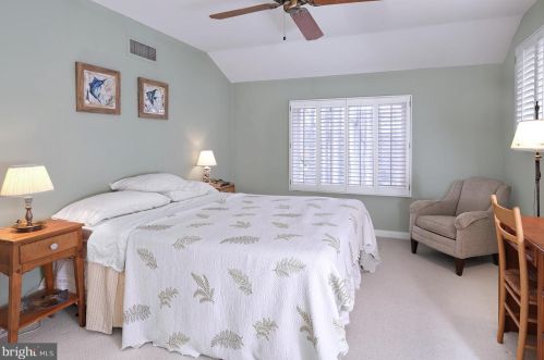 16 Hunters Cir, Lebanon NJ  08833-4395 exterior